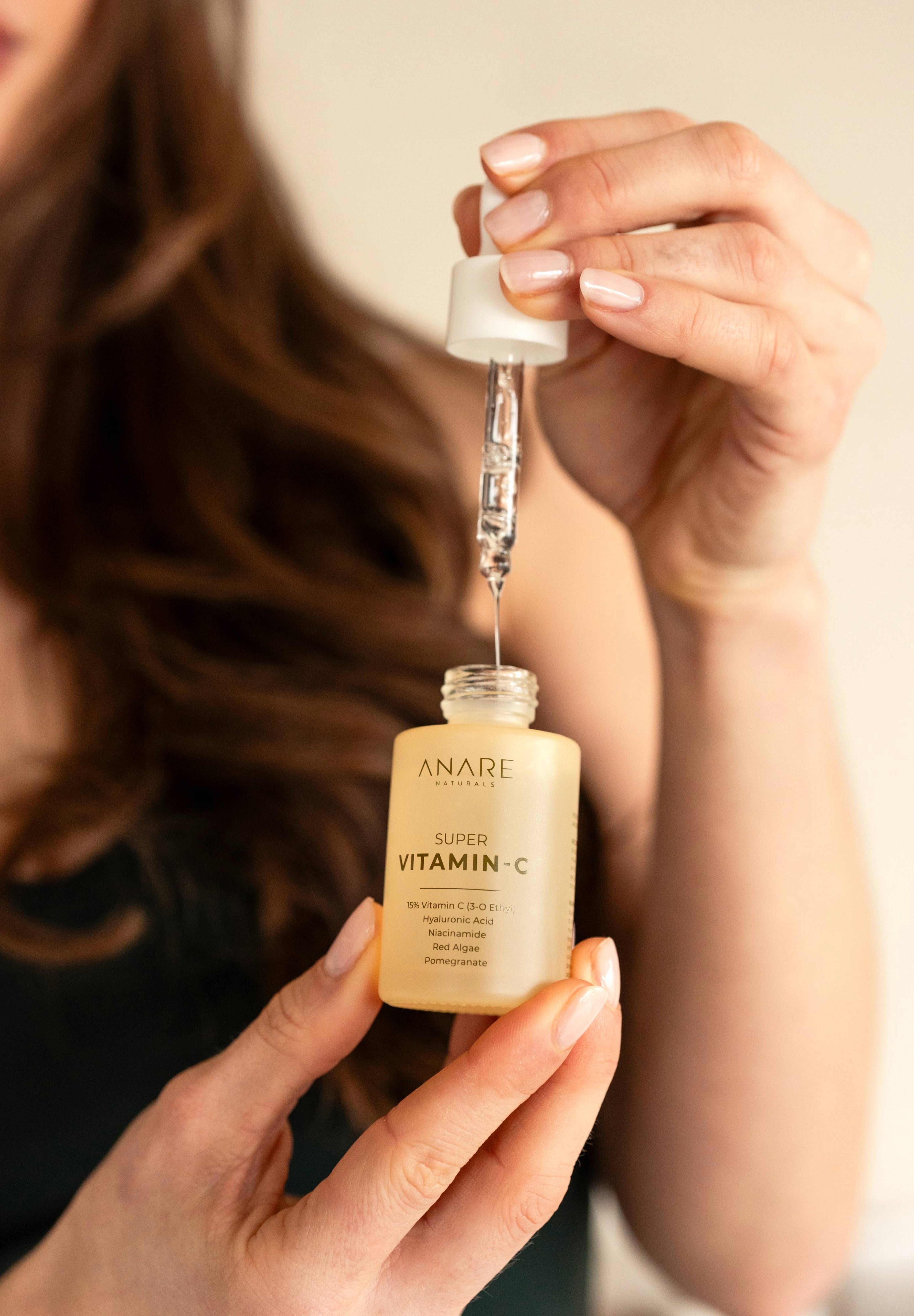 Model with brown hair demonstrating Anare Naturals Super Vitamin C Serum.